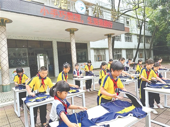 龍?zhí)列W的學生認真參加“小手巧整理”挑戰(zhàn)賽。