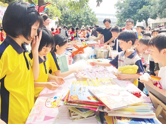 沙岡小學打造品牌活動鏈，成為水口鎮(zhèn)勞動教育標桿。圖為該校義賣活動現場。
