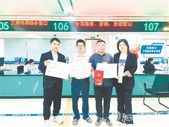 長河新型環(huán)保地面卷材生產項目實現(xiàn)同一天“四證齊發(fā)”。