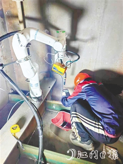 焊接機(jī)器人小巧輕便，接上電源，便可對(duì)著鋼板開(kāi)始焊接。