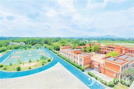 臺山怡霖學(xué)校從最初的德星學(xué)堂到如今的現(xiàn)代化民辦學(xué)校，見證了臺山教育的發(fā)展歷程。