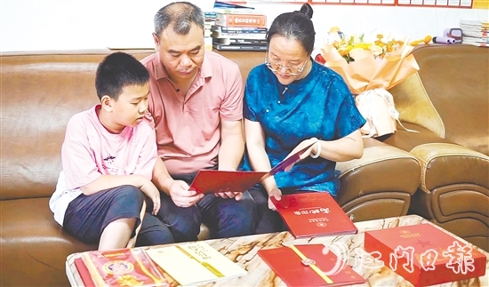 何宇曦被國(guó)防科技大學(xué)錄取，他的家人非常欣慰。