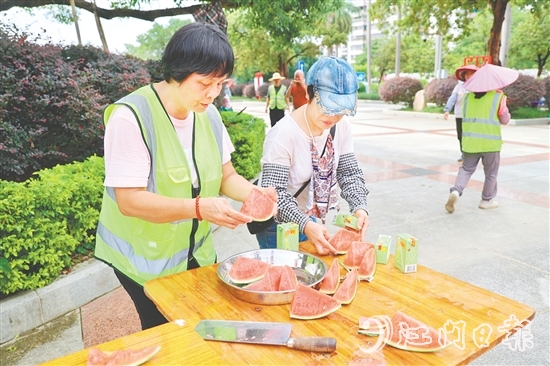 環(huán)衛(wèi)工人收到西瓜和清涼飲料。