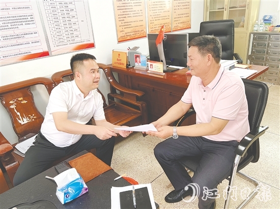 吳泓汛（左）著力構(gòu)建“一站式”矛盾調(diào)處平臺，讓群眾煩心事有處說、有人管。