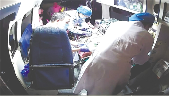 待患者生命體征穩(wěn)定，醫(yī)護人員將其轉運至醫(yī)院搶救。