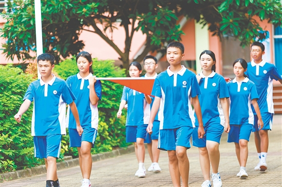 怡霖學(xué)校致力于培養(yǎng)學(xué)生擁有健全人格、社會責(zé)任感與家國情懷。