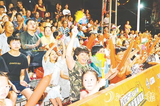 場上球員激烈對抗，場下觀眾也熱情地為球員們加油打氣。劉淑君