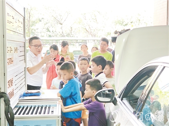 方镕城向社區(qū)居民普及新能源汽車知識。