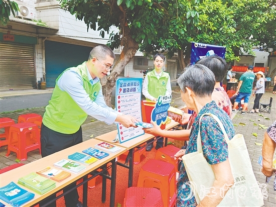 江門保險行業(yè)深入一線開展保險知識宣傳活動。