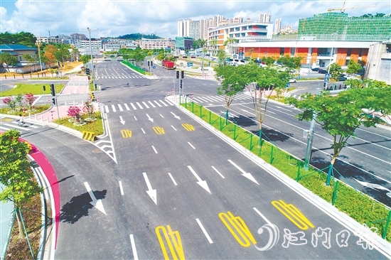 鶴山市大力推動康寧路、朗和路、詠春路、匯源新都道路等多項城市道路建設(shè)工程，聚焦解決新開發(fā)建設(shè)小區(qū)居民的交通出行，以及局部區(qū)域交通擁堵、路網(wǎng)結(jié)構(gòu)不完善等問題。圖為詠春路。