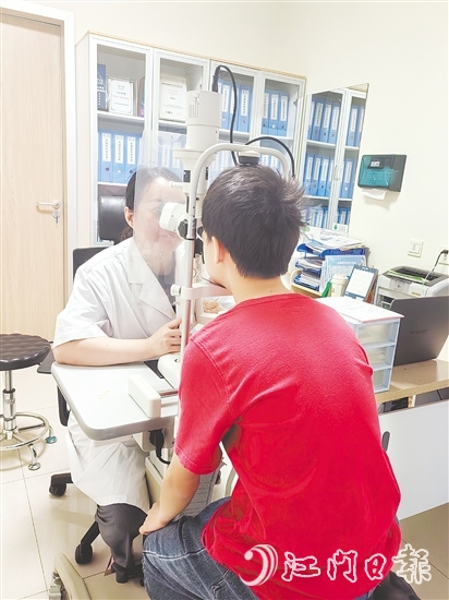 羅麗莎正在為青少年檢查視力。