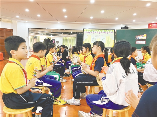 余杰聰以學(xué)生們喜聞樂見的方式，帶領(lǐng)大家走進充滿魅力的音樂世界。