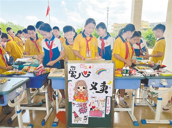 學(xué)生們穿梭在各攤位間“淘寶”，以實際行動奉獻(xiàn)愛心。