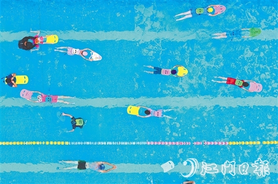 市民正在游泳池游泳消暑。