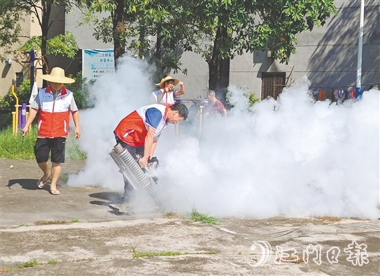 7月25-26日，恩平在全市范圍內(nèi)開展防蚊滅蚊愛國衛(wèi)生集中行動，各級黨組織和廣大黨員積極響應號召，主動下沉一線。