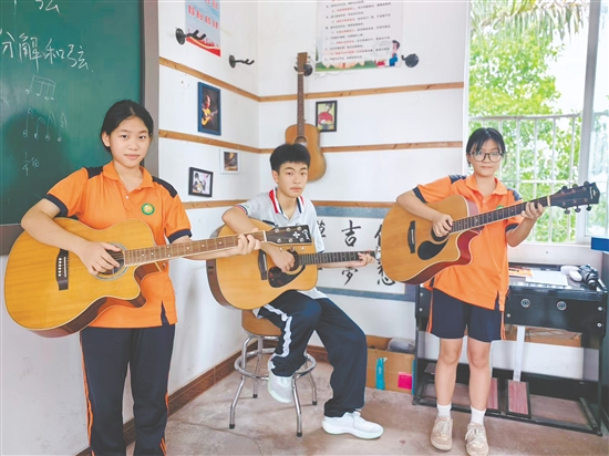 吉他課上，孩子們練習和弦指法。