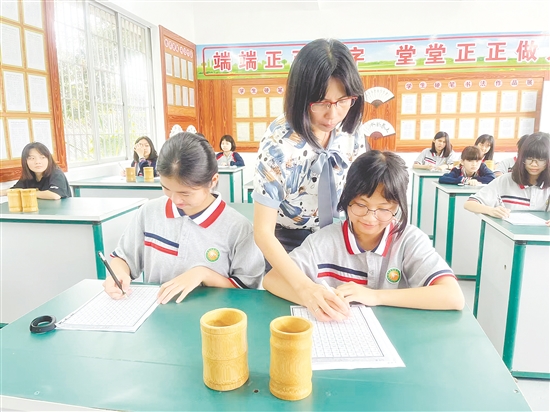 書法課上，孩子們端正坐姿，學習規(guī)范書寫。