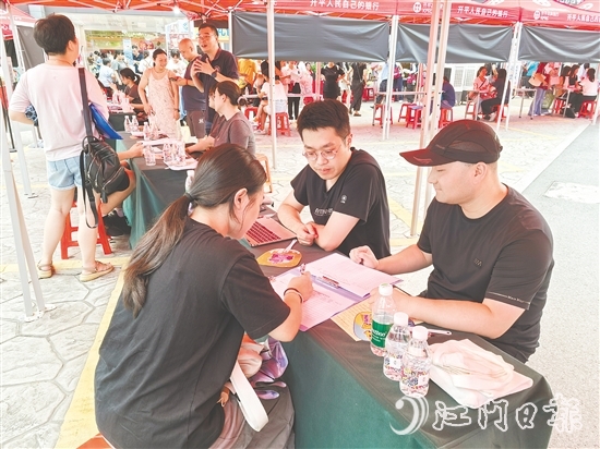 招聘會吸引了不少本地青年返鄉(xiāng)求職，其中既有剛畢業(yè)的應屆生，也不乏待業(yè)數(shù)月的年輕人。