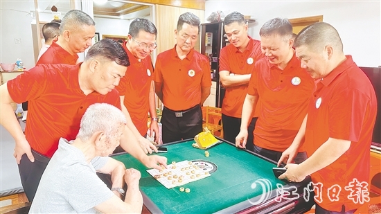 長沙商會會員與老兵下象棋。
