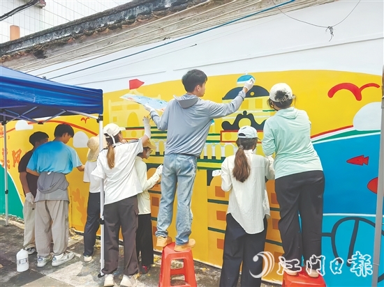 隨著“墨韻筑鄉(xiāng)”突擊隊員們的畫筆落下，三埠街道三圍村的墻面逐漸煥發(fā)出新的光彩。受訪者供圖