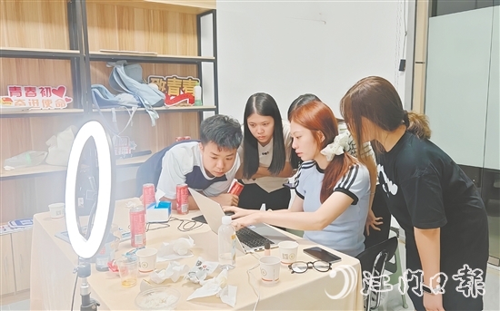 為推廣好開平本地農(nóng)產(chǎn)品，“赤貨先鋒隊”隊員們編寫直播腳本，反復(fù)打磨話術(shù)，確保直播效果良好。受訪者供圖