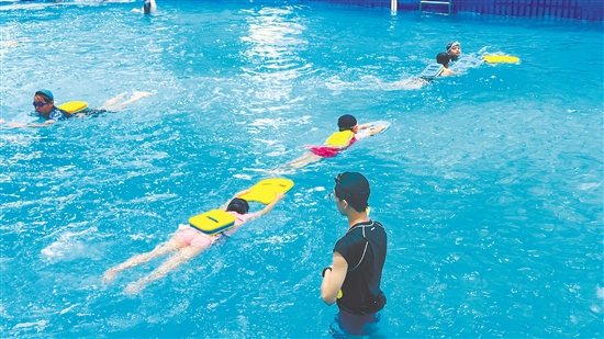 孩子們正在學(xué)習(xí)游泳基本動(dòng)作。