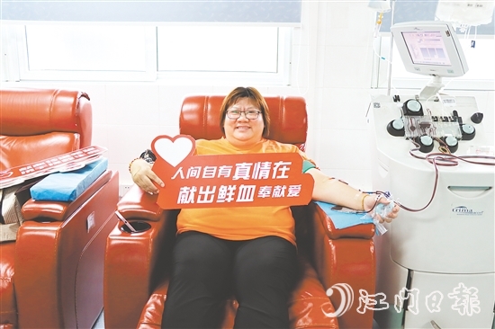 保險從業(yè)人員積極參加獻(xiàn)血。