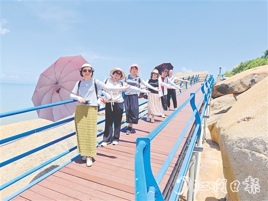 新會(huì)區(qū)教育工委會(huì)職工游覽那琴半島地質(zhì)公園。