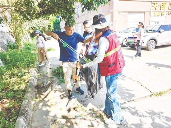 志愿者下沉一線開展清潔工作。