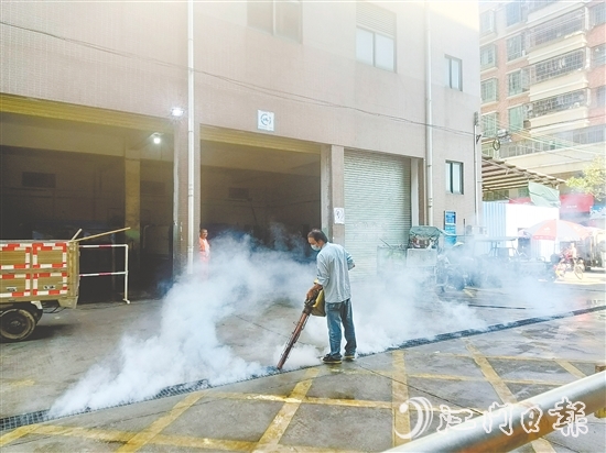 工作人員進行專業(yè)消殺。