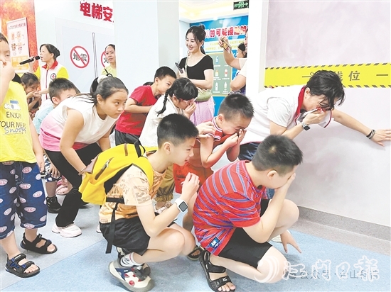 孩子們參加火災(zāi)逃生演練。