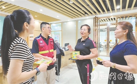 蓬江區(qū)迅速組織協(xié)調(diào)各鎮(zhèn)（街）、村（社區(qū)）力量，把捐贈(zèng)物資投放到全區(qū)防控一線。圖為居民在天福社區(qū)領(lǐng)取防蚊產(chǎn)品。