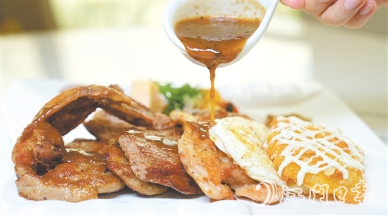 經(jīng)典菜式大雜扒仍在新僑都旋轉西餐廳的菜單上。