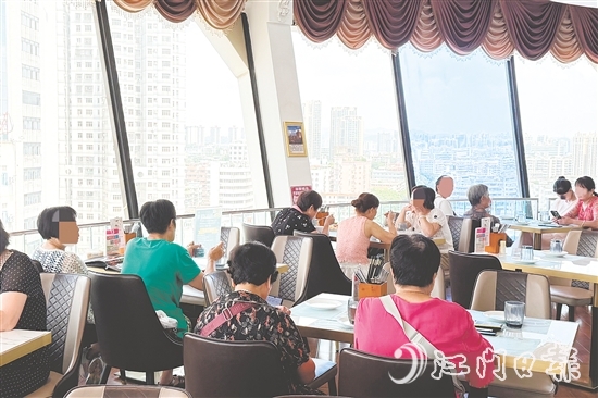 新僑都旋轉西餐廳得到江門人的認可。