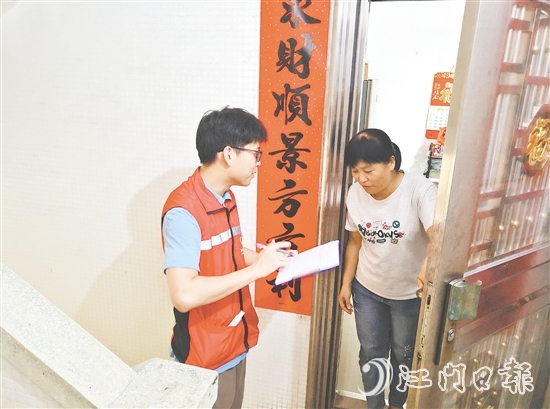 黨員干部上門入戶，耐心向群眾講解蚊媒傳染病預防知識。