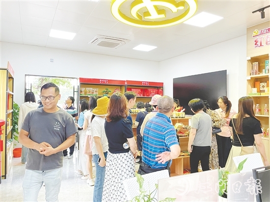 游客可以在霄南鮮卑古村落黨群服務(wù)中心購買霄南村出品的特色商品。