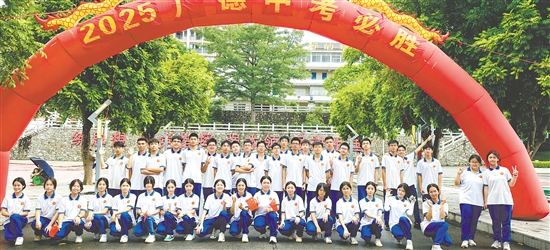 初三（3）班合影。