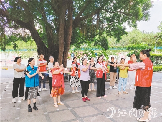 “萬家增健”志愿服務(wù)項目志愿者帶領(lǐng)社區(qū)居民“拍八虛”。