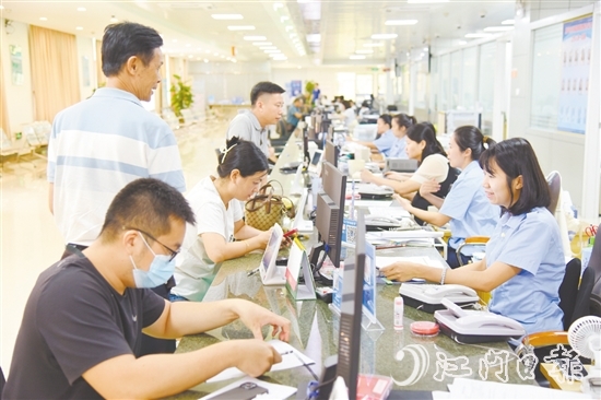 恩平市行政服務(wù)中心從“小切口”入手破解政務(wù)服務(wù)難題，持續(xù)推動(dòng)政務(wù)服務(wù)效能提升，讓企業(yè)和群眾切實(shí)感受到貼心便捷的服務(wù)。