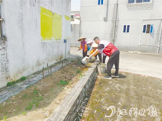 良西鎮(zhèn)黨員干部與群眾一起清理雜物，保持環(huán)境整潔。
