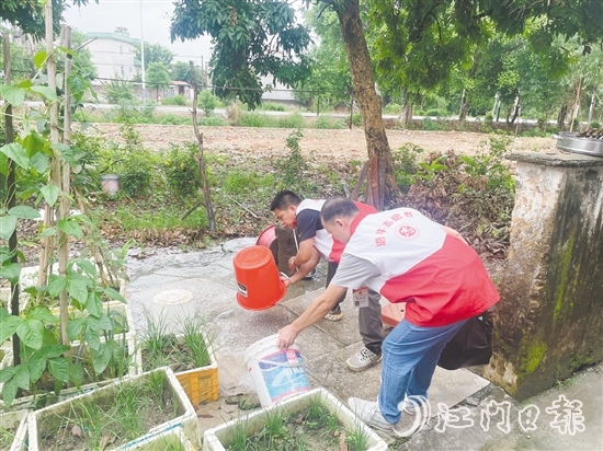 人大代表開展“翻盆倒罐”行動。