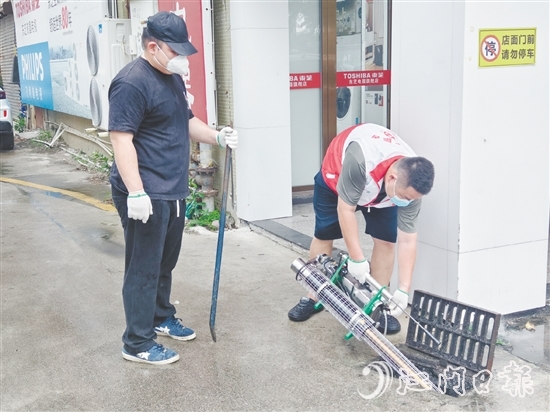 8月2日下午，恩城街道黨員志愿服務(wù)隊(duì)開展消殺行動。