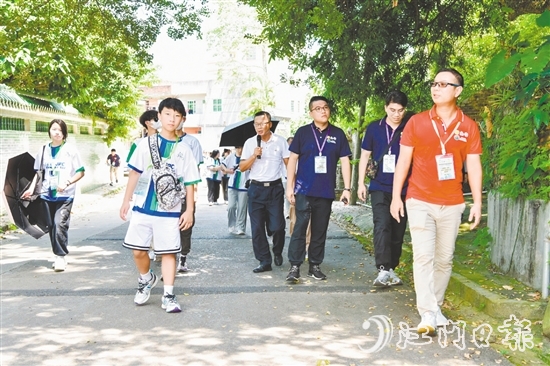 恩平市政協(xié)委員梁發(fā)雄（右一）與香港青年一起參觀恩平市歇馬村。