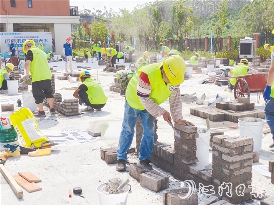 鄉(xiāng)村建設(shè)工匠職業(yè)技能競賽現(xiàn)場(chǎng)，參賽選手根據(jù)圖紙壘起磚墻。