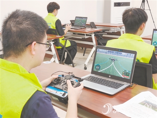 在無人機(jī)操作技術(shù)職業(yè)技能競賽低空飛行項(xiàng)目中，選手們熟練地操控?zé)o人機(jī)穿越多個(gè)圓形障礙。