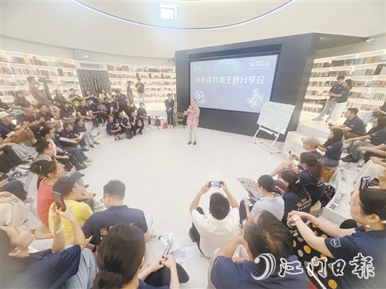 8月2-3日，高志森為大灣區(qū)80余位電影從業(yè)者、青年導(dǎo)演編劇、文旅專家及“僑鄉(xiāng)新大眾文藝社”創(chuàng)作代表帶來三場(chǎng)深度主題分享。