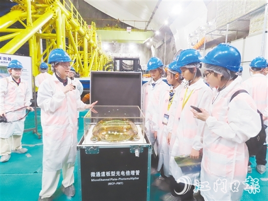 學生們步入直徑35米的球形探測器核心區(qū)，聆聽廣東省研學旅行協(xié)會研學導師賴茵茵講述江門中微子實驗室建設過程中的故事。