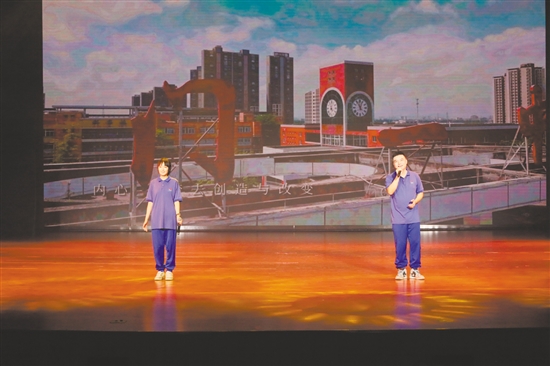 校友代表穿上“藍精靈”校服傾情獻唱。