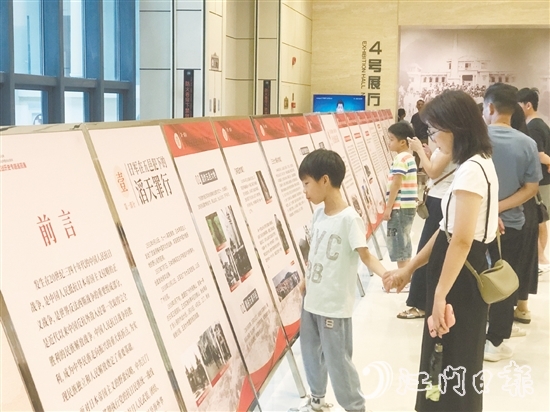 市民參觀展覽，從英雄事跡中汲取愛國愛鄉(xiāng)的精神力量。