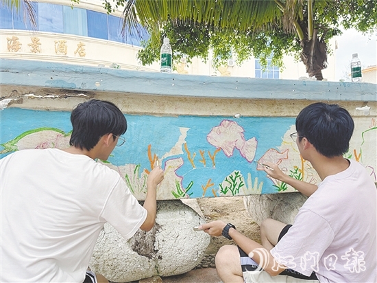 經(jīng)過大學(xué)生的精心設(shè)計和巧妙繪制，廢棄漁船重新煥發(fā)出生命力。